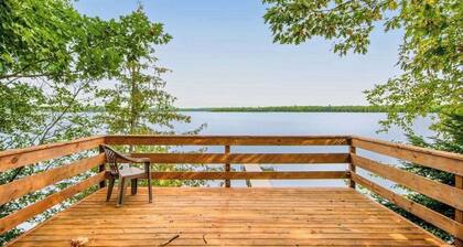 Dog-friendly, lakefront retreat with a deck, gas grill, & washer/dryer