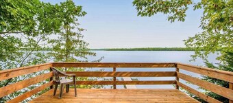 Dog-friendly, lakefront retreat with a deck, gas grill, & washer/dryer