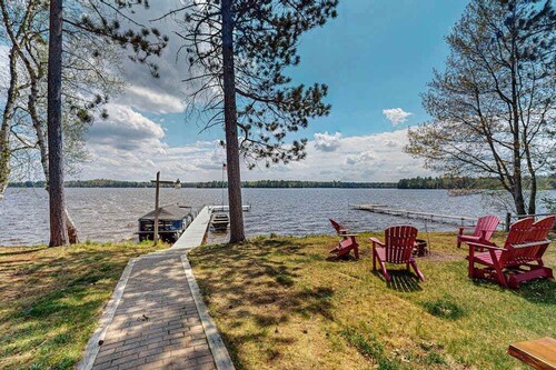 Rustic Cozy lakefront Cabin with dock, fire pit, gas grill, W/D & quiet location