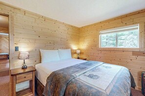 Iron/ironing board, WiFi, bed sheets - Rustic Cozy lakefront Cabin with dock, fire pit, gas grill, W/D & quiet location (St. Germain)