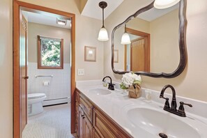 Shower, hair dryer, towels - Newly remodeled lake home w/panoramic views & private swimming area (Presque Isle)