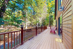 Terrace/patio - Rustic resort cabin with lake views, deck & access to docks, canoe, paddle boats (Mercer)