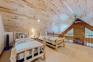 WiFi, bed sheets - Rustic resort cabin with lake views, deck & access to docks, canoe, paddle boats (Mercer)