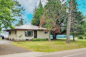 Exterior - Lovely home with Mercer Lake view, patio, full kitchen, on trail 17 (Mercer)