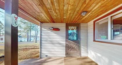 Lovely home with Mercer Lake view, patio, full kitchen, on trail 17