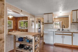 Fridge, microwave, oven, stovetop - Lovely home with Mercer Lake view, patio, full kitchen, on trail 17 (Mercer)
