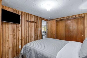 Iron/ironing board, WiFi, bed sheets - Lovely home with Mercer Lake view, patio, full kitchen, on trail 17 (Mercer)