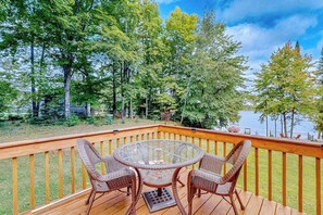 Outdoor dining - Dog-friendly lakefront home with a private beach, dock, firepit, & kayaks (Mercer)