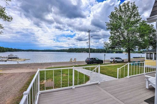 3-story lakefront home near downtown with lake & dock access, washer/dryer, deck