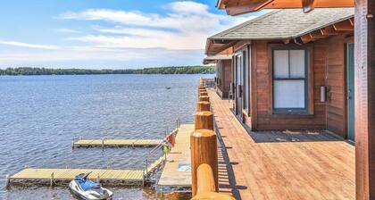 Lakefront resort retreat with screened porch, fireplace, pool, marina, & dining