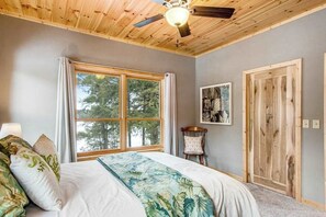 5 bedrooms, desk, iron/ironing board, travel cot - History-filled lakefront home with dock, fire pit, fireplace, & kayaks - dogs OK (Mercer)