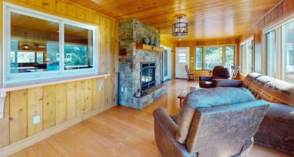 Spacious lakeside retreat near golf, trails & downtown, your perfect getaway!