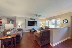 TV, fireplace, DVD player, offices - Spacious lakeside retreat near golf, trails & downtown, your perfect getaway! (Eagle River)