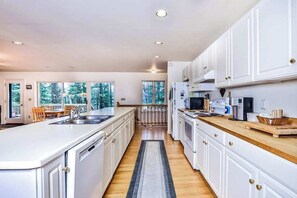 Fridge, microwave, oven, stovetop - Lakefront, dog-friendly home with canoe, firepit, large deck, & washer/dryer (Land O'Lakes)