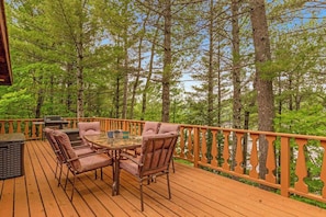 Outdoor dining - Lakefront dog-friendly gem with private dock, wood stove, large deck & free WiFi (Mercer)