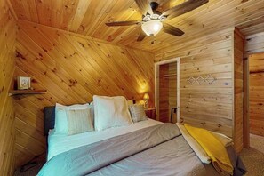 Iron/ironing board, WiFi, bed sheets - Cozy, Peaceful, Lakefront Retreat with Private Walking trails, Fire pit, & More (Eagle River)