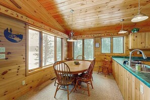 Fridge, microwave, oven, stovetop - Cozy, Peaceful, Lakefront Retreat with Private Walking trails, Fire pit, & More (Eagle River)