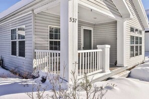 Terrace/patio - Conveniently-located, dog-friendly home with a patio, central AC, & washer/dryer (Eagle River)
