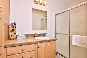 Shower, towels - Conveniently-located, dog-friendly home with a patio, central AC, & washer/dryer (Eagle River)
