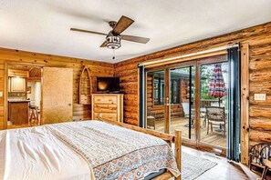 Desk, iron/ironing board, WiFi, bed sheets