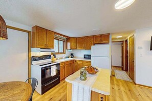Fridge, microwave, oven, stovetop - Pickerel Lake cabin w/ kayaks, dock, patio, grill & direct access to trails! (Eagle River)