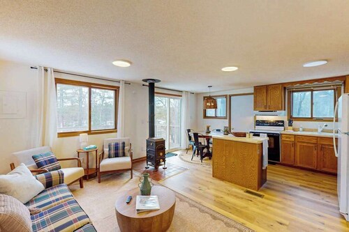 Pickerel Lake cabin w/ kayaks, dock, patio, grill & direct access to trails!