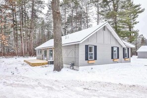 Exterior - Nature retreat & cabin on snowmobile trails with firepit - dogs ok (Manitowish Waters)