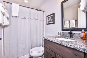 Shower, hair dryer, towels - Nature retreat & cabin on snowmobile trails with firepit - dogs ok (Manitowish Waters)
