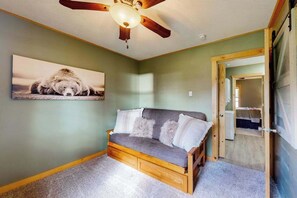 TV - Cozy home located near Lakes & Trails equipped with WIFI & a Gas Grill (Mercer)