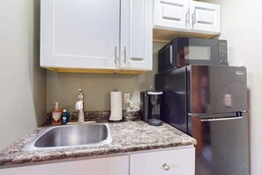 Fridge, microwave, oven, stovetop - Cozy home located near Lakes & Trails equipped with WIFI & a Gas Grill (Mercer)