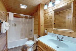 Shower, towels - Cozy Cabin located on the Turtle Flambeau Flowage, great for all seasons! (Mercer)