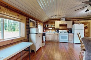 Fridge, microwave, oven, stovetop - Cozy Cabin located on the Turtle Flambeau Flowage, great for all seasons! (Mercer)