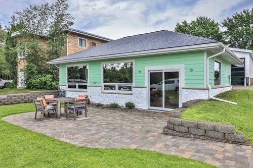 Fantastic lake cottage with shared dock, easy beach access, WiFi & central AC