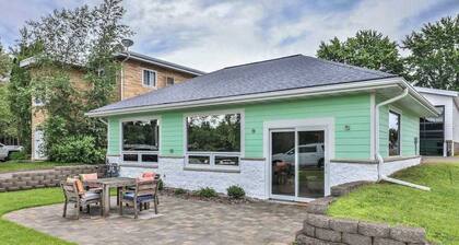 Fantastic lake cottage with shared dock, easy beach access, WiFi & central AC