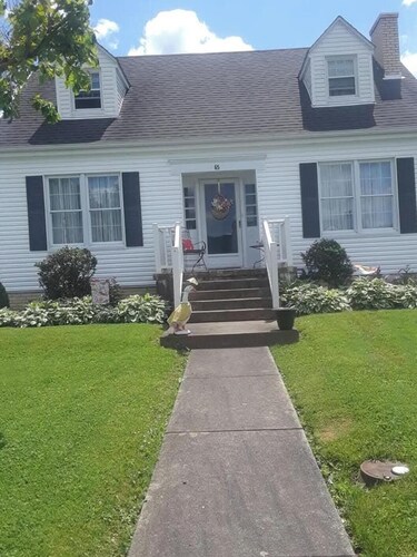 Lovely 2-bedroom house with AC in adorable Maysville