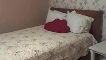 Iron/ironing board, bed sheets