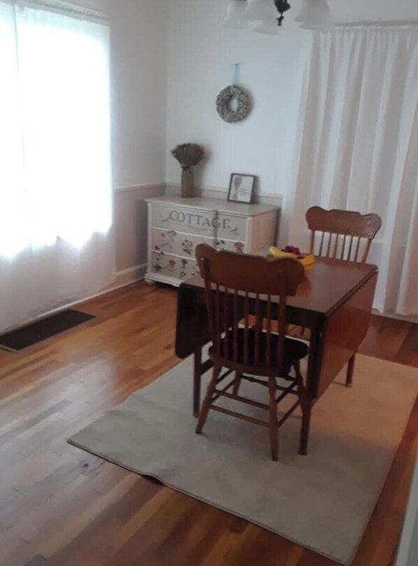 Interior - Lovely 2-bedroom house with AC in adorable Maysville (MAYSVILLE)