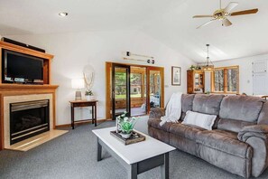 TV, fireplace, offices - Lakefront Lodge w/ Firepit, Private Dock, and Kayaks - Dogs Welcome (Manitowish Waters)
