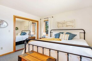 Tabla de planchar con plancha, cuna de viaje, wifi y ropa de cama