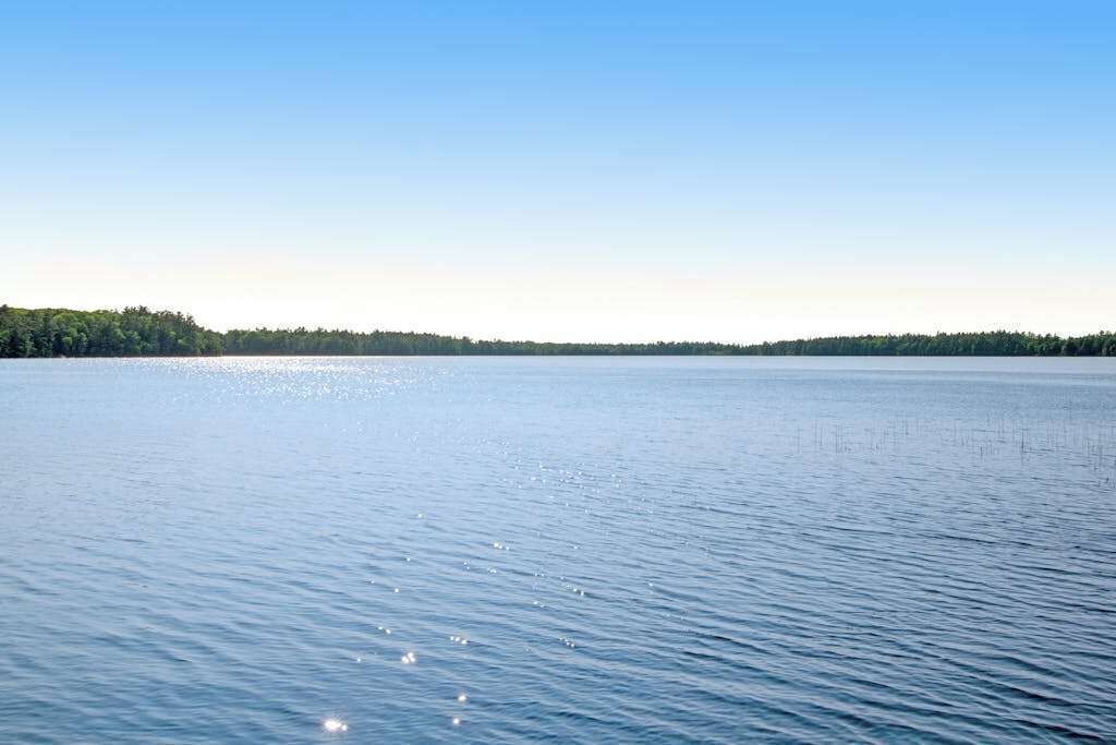 Un'ampia distesa d'acqua con una costa lontana.