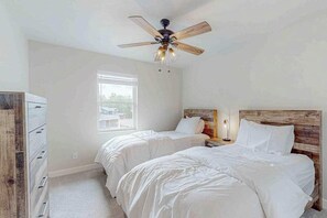 Iron/ironing board, WiFi, bed sheets - Modern Northwoods Townhouse near lakes, trails & town‚Äîperfect for adventures! (Eagle River)