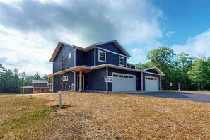 Exterior - Modern Northwoods Townhouse near lakes, trails & town‚Äîperfect for adventures! (Eagle River)