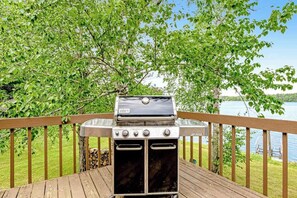 Property grounds - Lakefront, Dog-Friendly Home with Lake View, Dock, Central AC, & Wood Fireplace (Manitowish Waters)