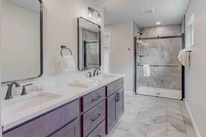 Shower, hair dryer, towels - Two Modern Northwoods Townhome near lakes, trails & town‚ perfect for adventures (Eagle River)