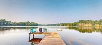 Serene Lakefront Home w/ Wifi, dock, kayaks, gas grill, fire pit & more