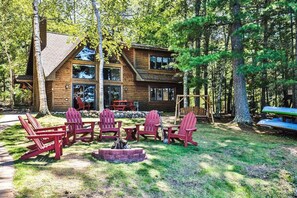 Terrace/patio - Lakefront retreat with two full kitchens, fireplaces, washer/dryer, & two docks (Eagle River)