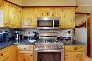 Fridge, microwave, oven, stovetop - Charming Northwoods Riverfront home, w/ chain access, fire pit, gas grill & WIFI (Eagle River)
