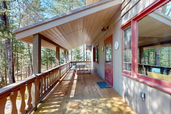 Outdoor dining - Charming Northwoods Riverfront home, w/ chain access, fire pit, gas grill & WIFI (Eagle River)