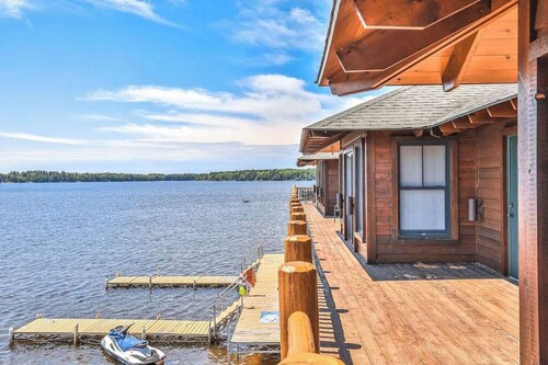 Lake resort villa with water views, screened porch & marina - dog-friendly