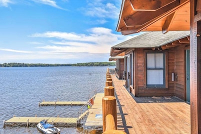 Lake resort villa with water views, screened porch & marina - dog-friendly